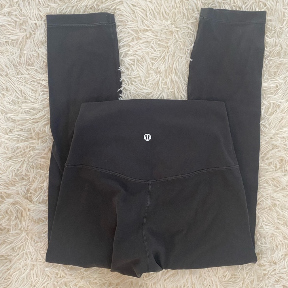 ⭐️like new⭐️Lululemon gray cropped leggings HR size 4⭐️